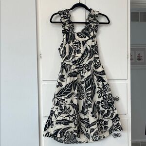 NWT Women’s Who What Wear Black and White floral Backless Dress Size Medium